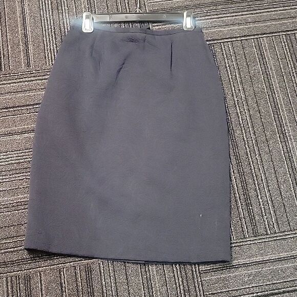 Talbots Navy cropped blazer/skirt set. Classic and timeless. Size 4 - Picture 2 of 8